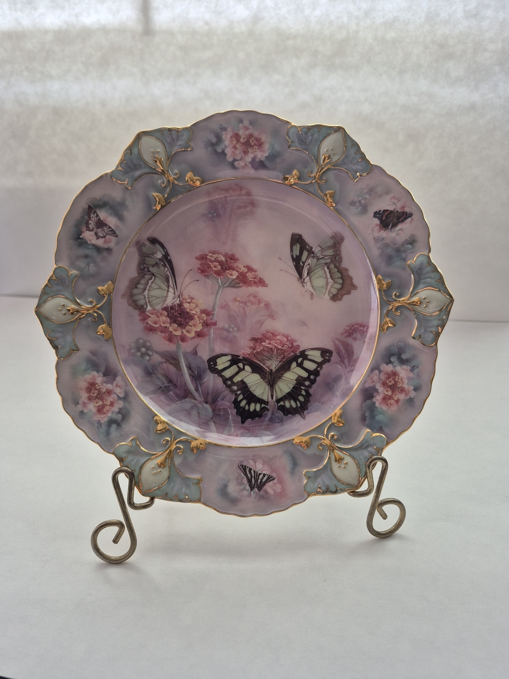 Vintage "Fluttering Presence" Decorative Plate.